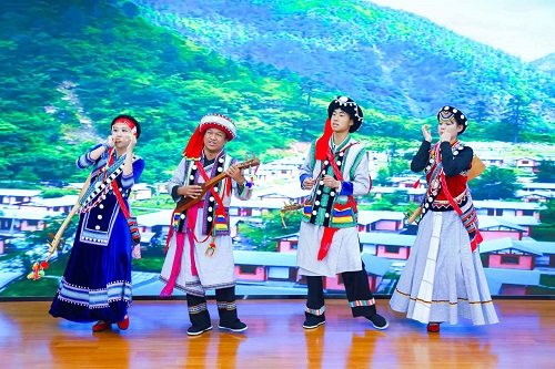 云南怒江的非物质文化遗产乐器“达比亚”传承人表演